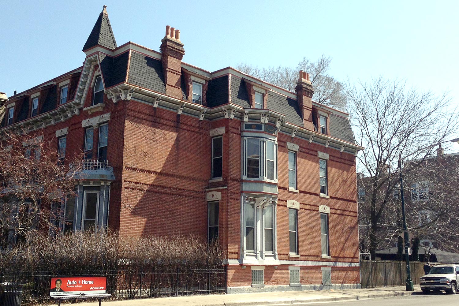 This Wicker Park Foreclosure Sold for $900,000—Green Carpet and All