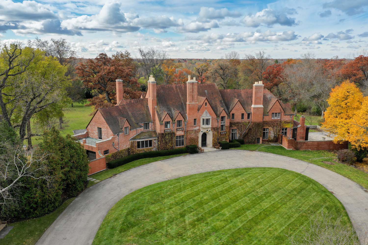 a-near-castle-with-a-storied-history-hits-the-market-in-lake-forest