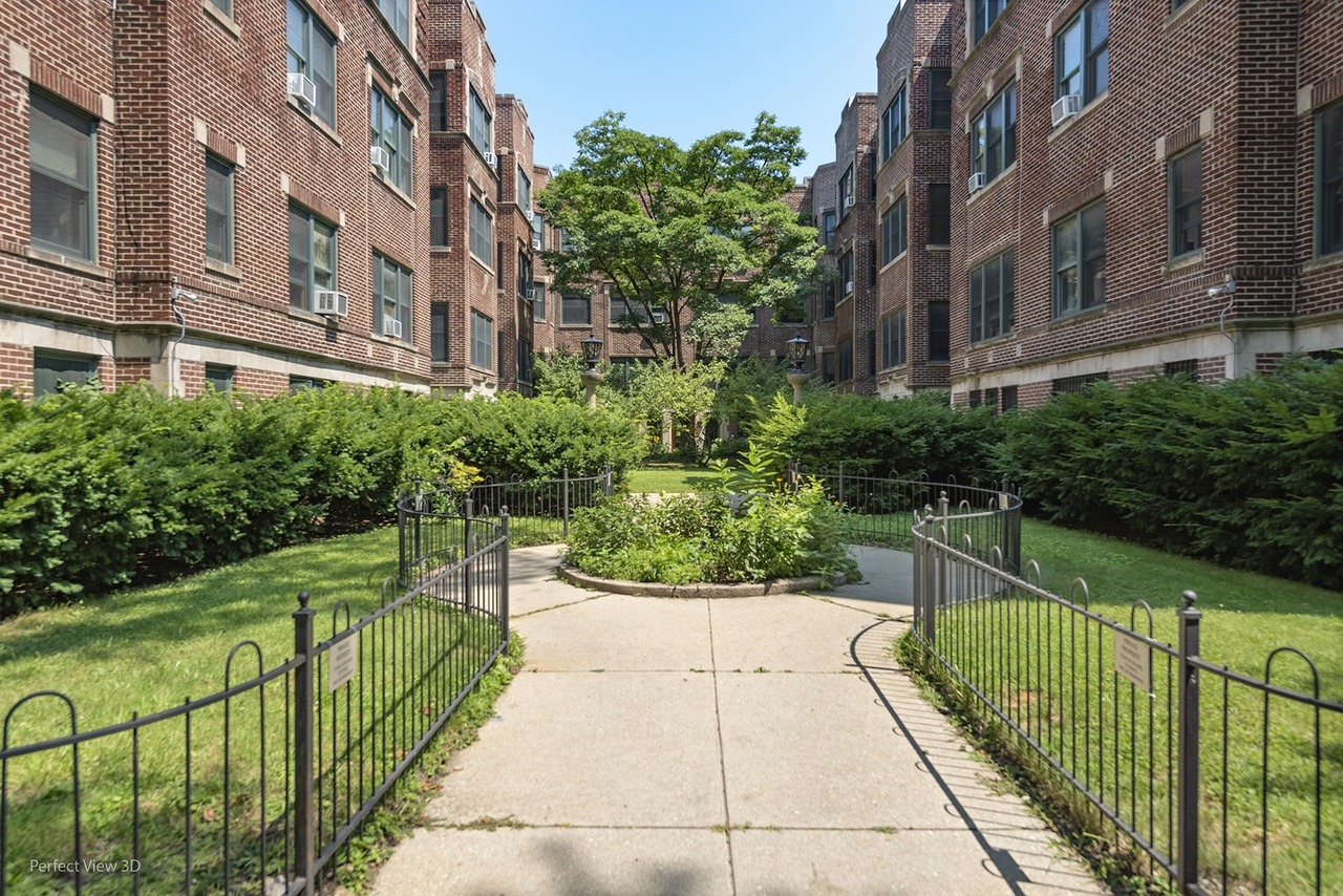 Courtyard Condominiums