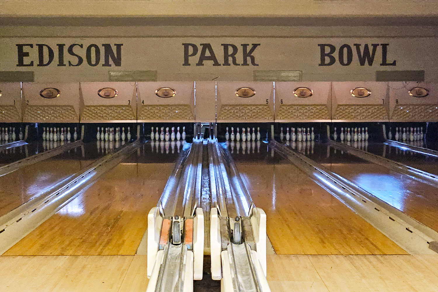Video shows people sprinting out of bowling alley in Maine